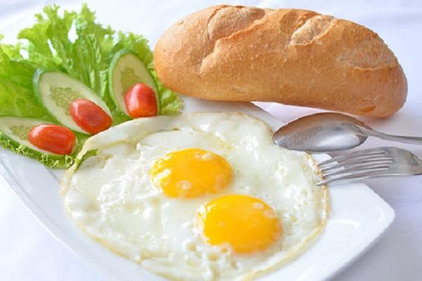 Cách làm trứng ốp la ăn với bánh mì ngon miệng cho bữa sáng