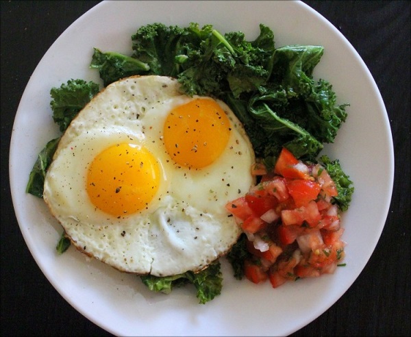 Cách làm trứng ốp la ăn với bánh mì ngon miệng cho bữa sáng