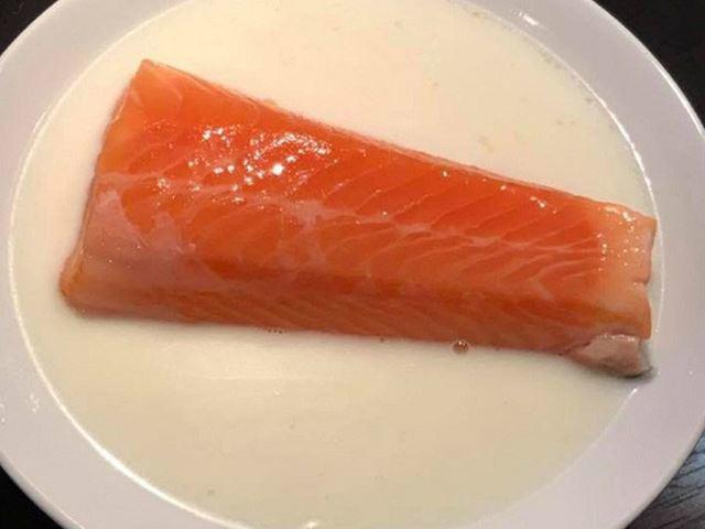 Cách nấu cháo cá hồi bí đỏ cho bé ăn dặm cực bổ dưỡng