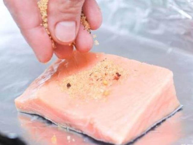 Cách nấu cháo cá hồi bí đỏ cho bé ăn dặm cực bổ dưỡng