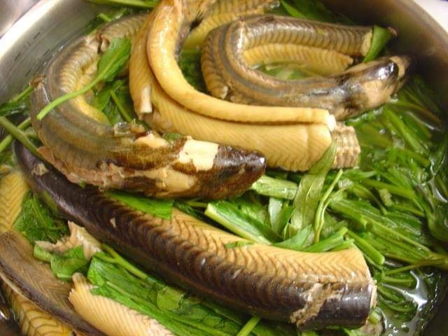 Đem lươn đi nấu canh chua với trứng kiến thành đặc sản ngon lạ mà chỉ vùng Đồng Tháp Mười mới có