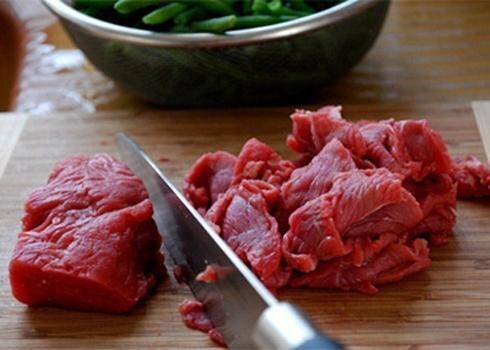 Ướp thịt bò cho đường hay muối, làm sai bảo sao thịt bò khô cứng, không ngon