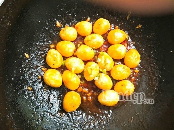 Trứng cút sốt chua ngọt đơn giản, ngon cơm