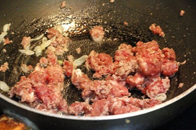 Cách làm các món thịt bò xào với giá hẹ, cà tím và măng tươi