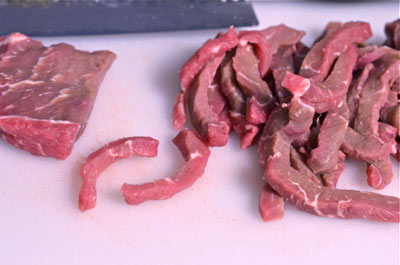 Cách làm các món thịt bò xào với giá hẹ, cà tím và măng tươi